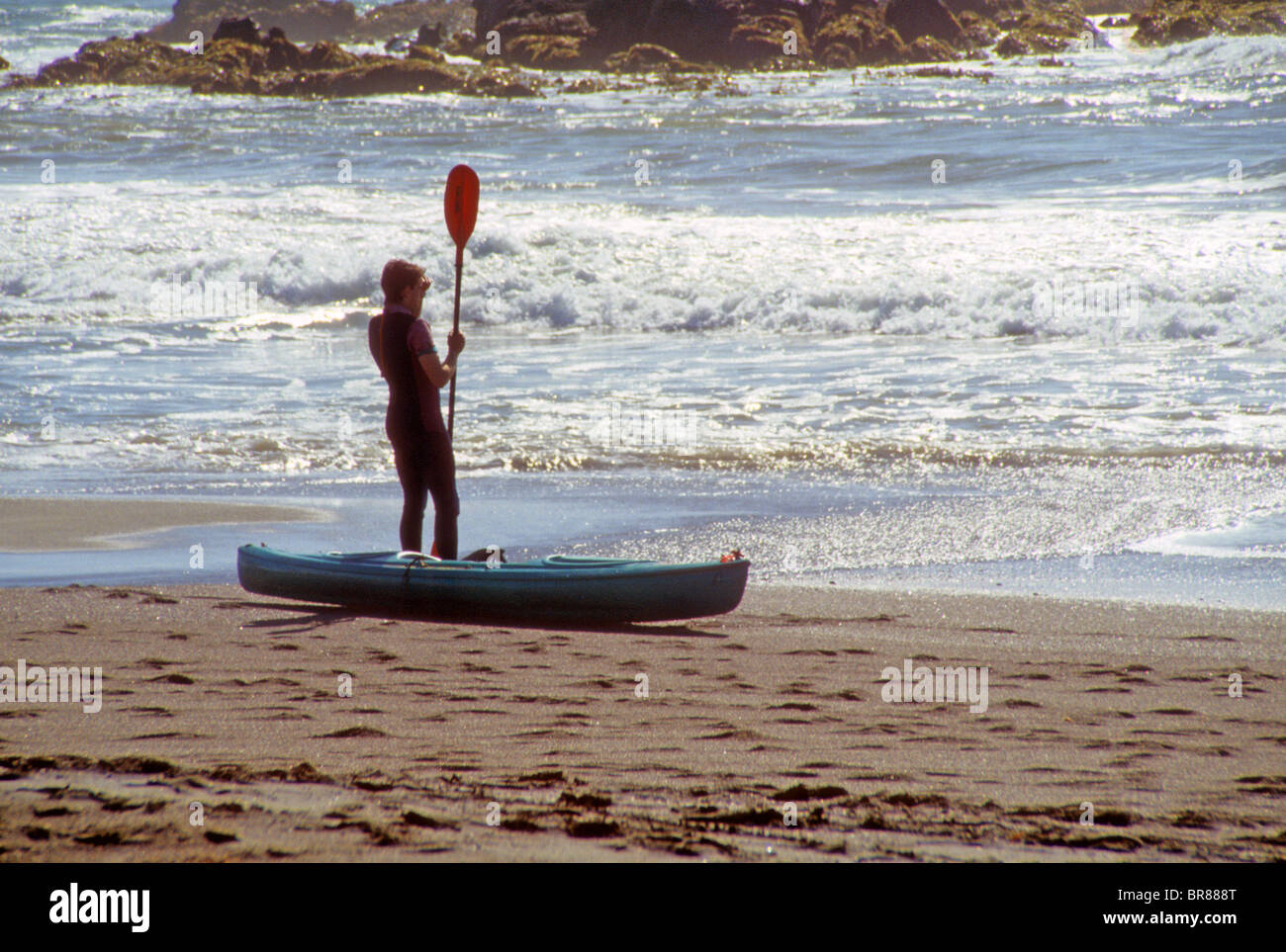 Plage mer Océan surf kayak paddle surf bateau combinaison humide mousse des vagues Banque D'Images