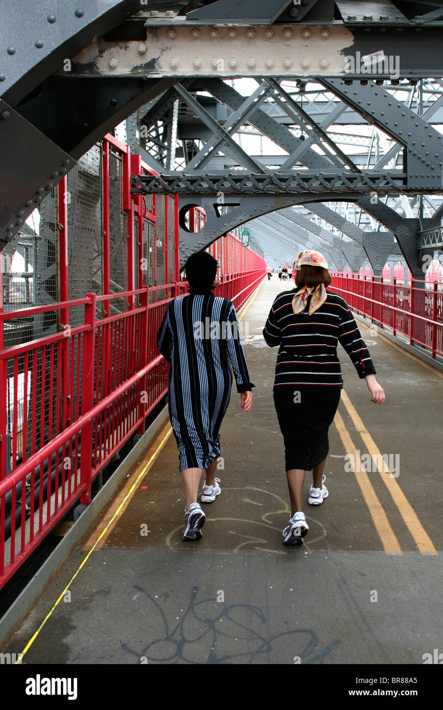 Le dimanche matin, deux Brooklyn Women, en match d'entraîneurs, gardent la forme en marchant rapidement à travers Williamsburg Bridge Manhattan, New York, États-Unis Banque D'Images