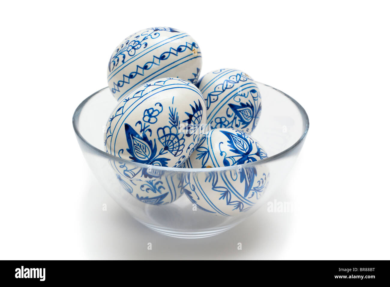 Peint en bleu et blanc traditionnelle des oeufs de Pâques dans un bol en verre Banque D'Images