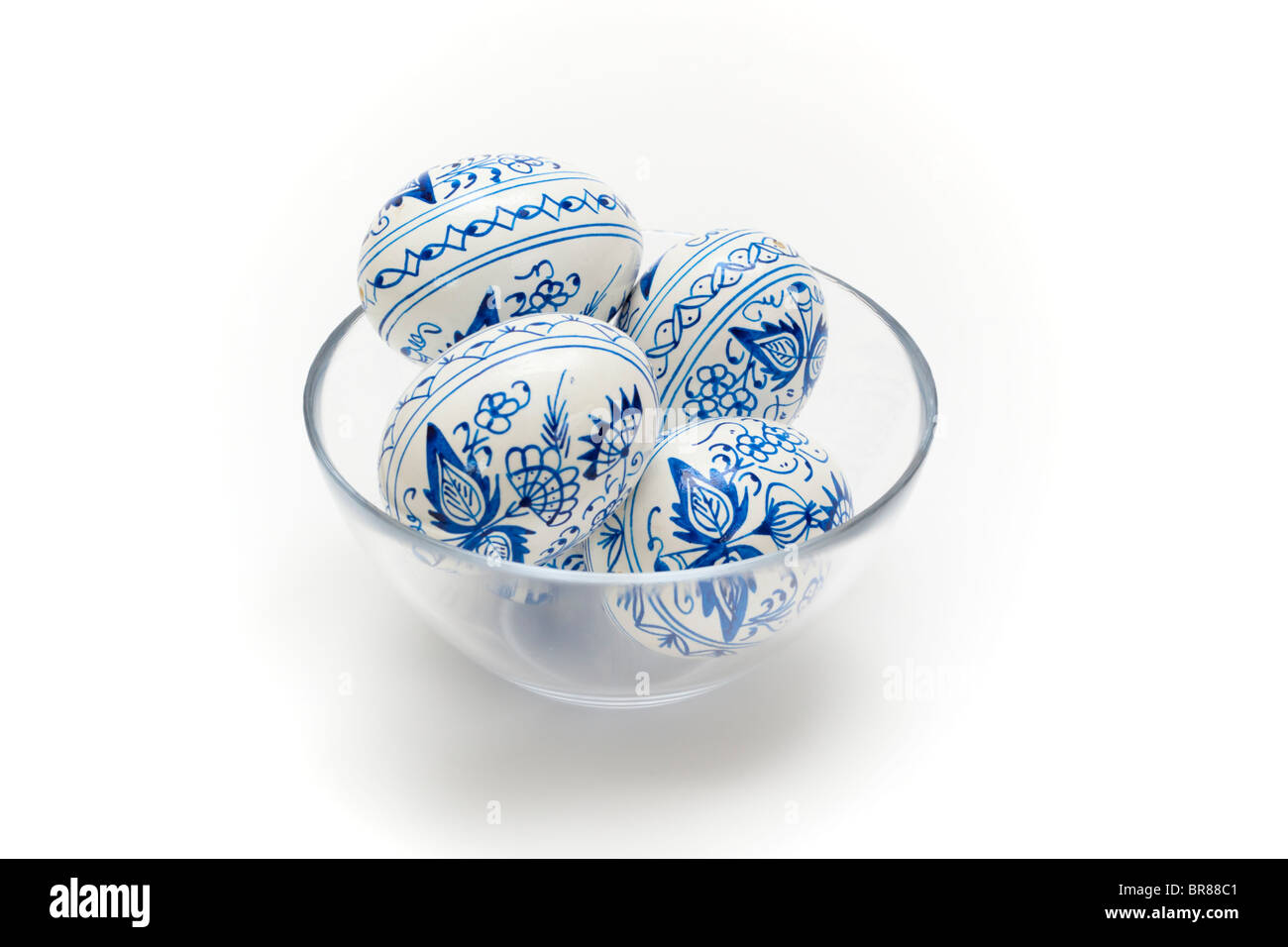 Bleu et blanc peint à la main traditionnelle des oeufs de Pâques dans un bol en verre Banque D'Images