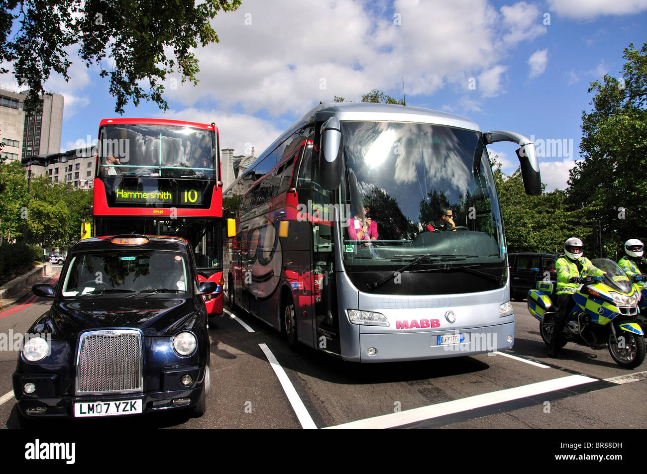 En attente de la circulation aux feux, Hyde Park, City of westminster, Greater London, Angleterre, Royaume-Uni Banque D'Images