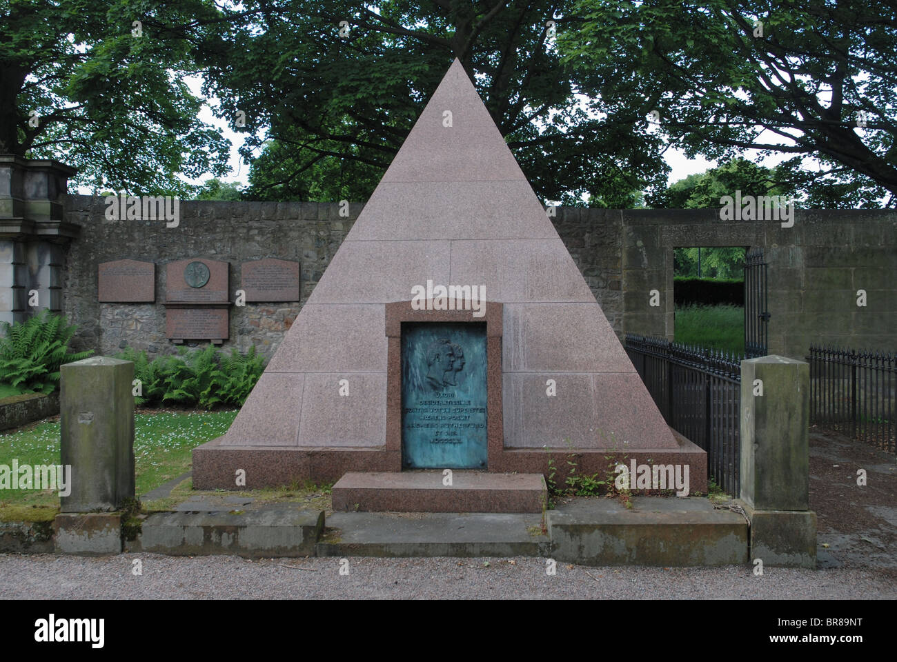 La tombe de Lady Sophia Rutherfurd et Andrew Rutherfurd, Lord Advocate of Scotland et Recteur de l'Université de Glasgow, au cimetière Dean, à Édimbourg. Banque D'Images
