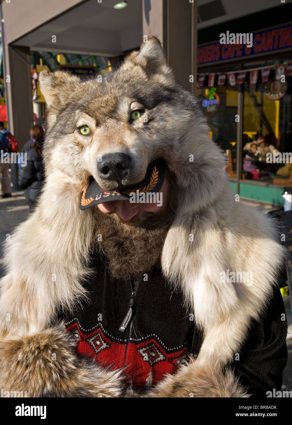 Homme portant veste de fourrure de loup Anchorage Alaska Photo Stock - Alamy
