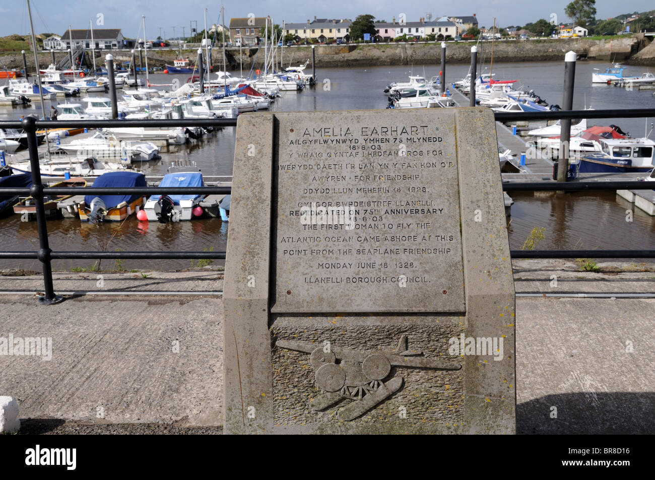 Plaque commémorative à Amelia Earhart à Burry Port Harbour Carmarthenshire Wales Cymru UK GO Banque D'Images