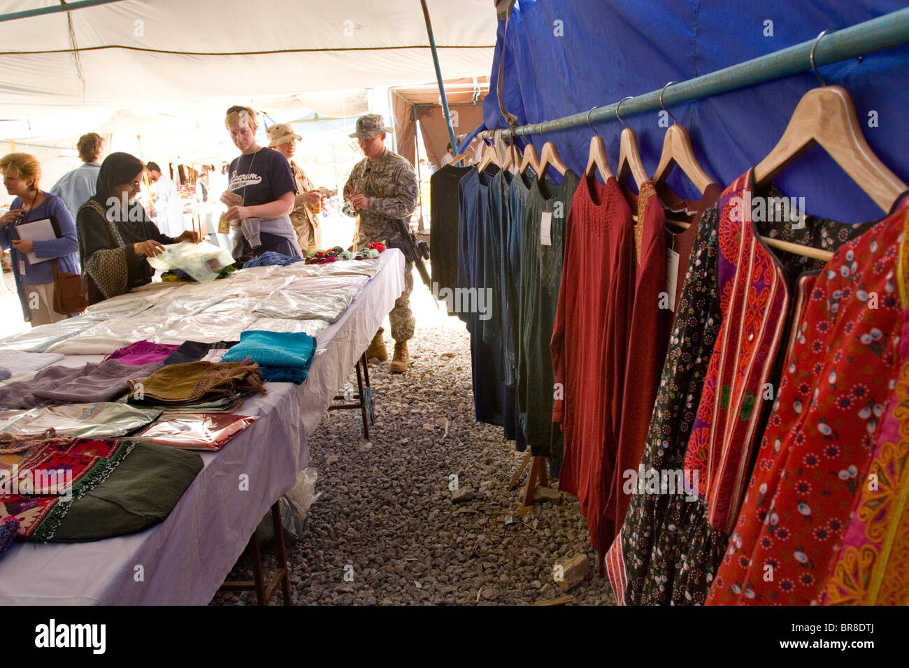 Femme vend des produits artisanaux à un bazar à la base militaire de l'ISAF à Bagram en Afghanistan. Banque D'Images