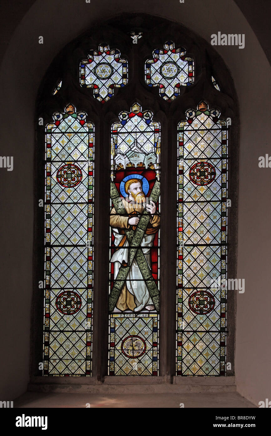 Un vitrail représentant saint Andrew, St Andrew's Church, Stratton, Cornwall Banque D'Images
