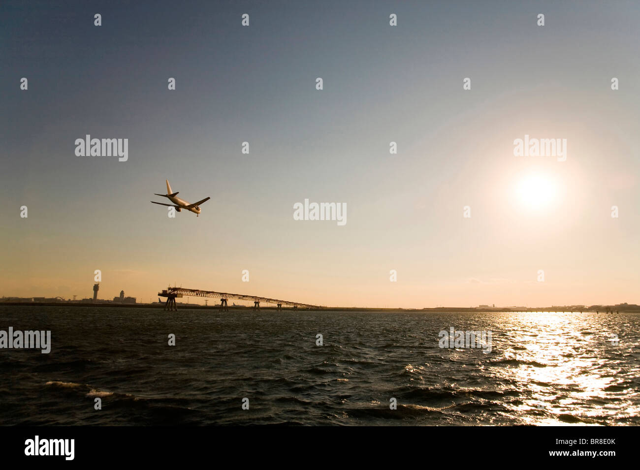 Avion de ligne volant à la tombée de la Banque D'Images