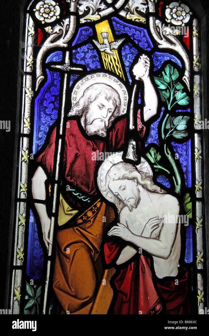 Un vitrail représentant le baptême de Jésus, l'Église, Devon Clannaborough Banque D'Images