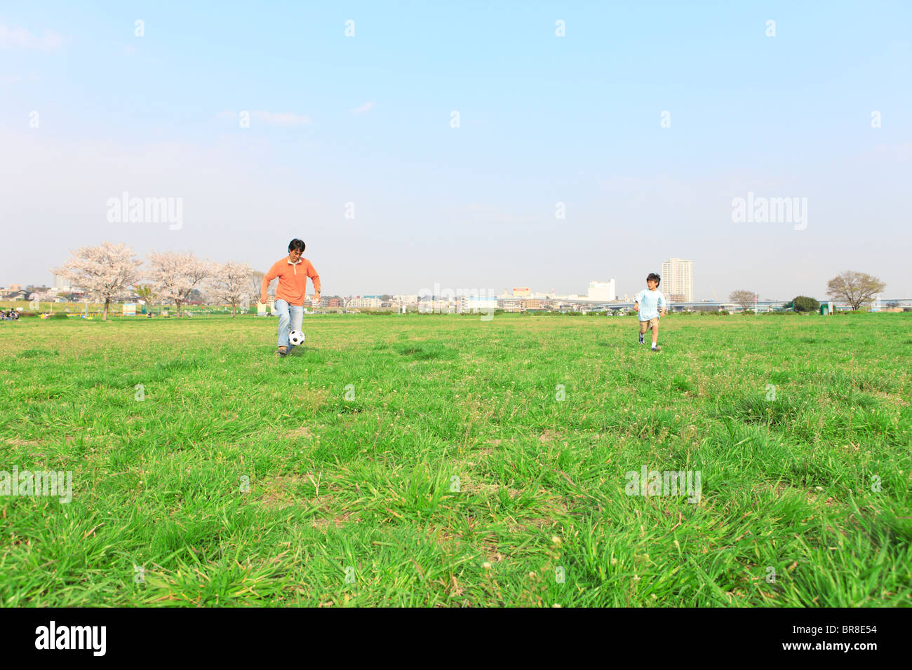 Père et fils à jouer au soccer Banque D'Images