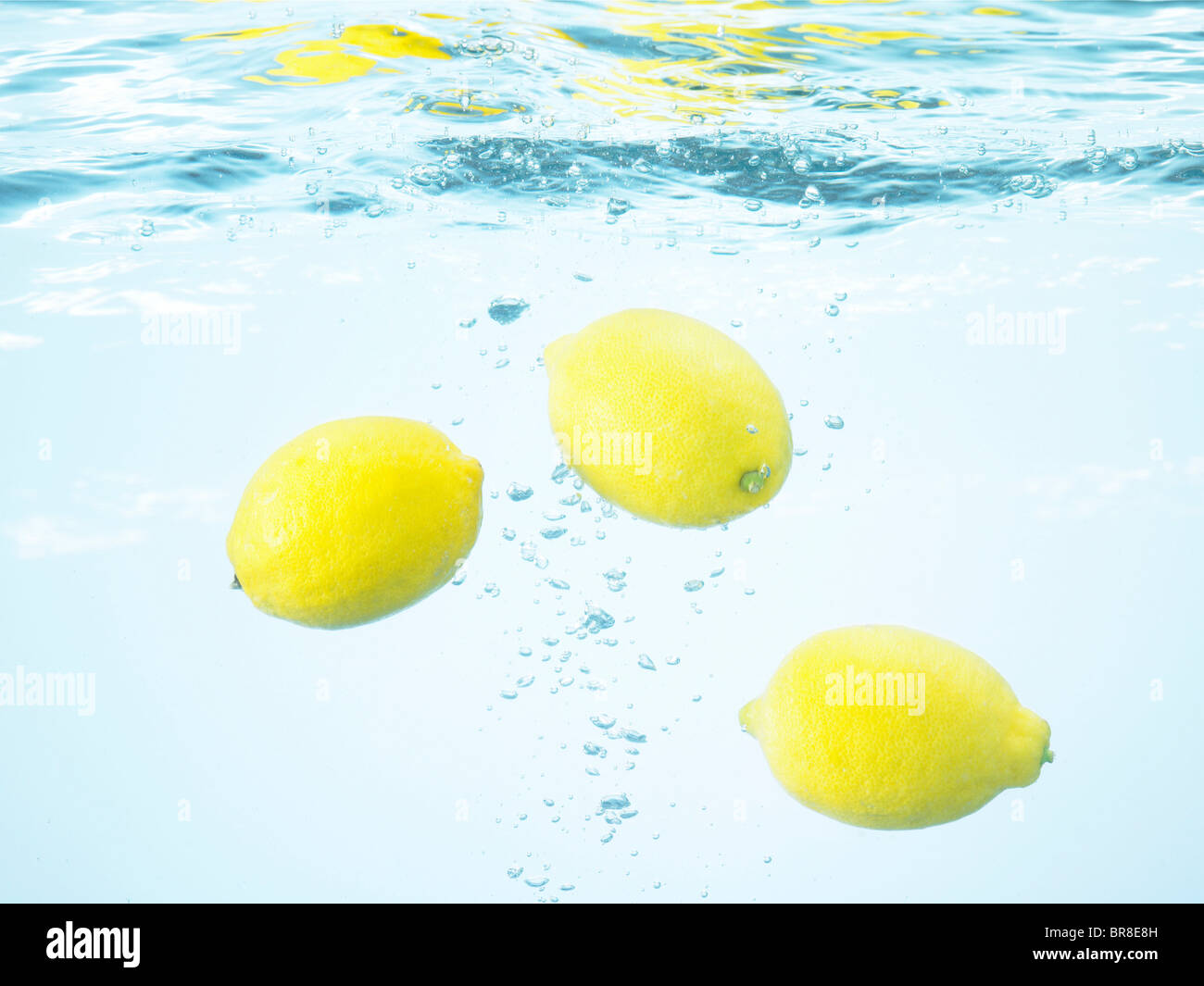 Les citrons sous l'eau Banque D'Images
