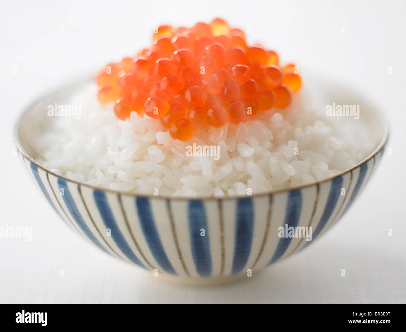 Bol de riz avec des oeufs de saumon, Close up, fond blanc Banque D'Images