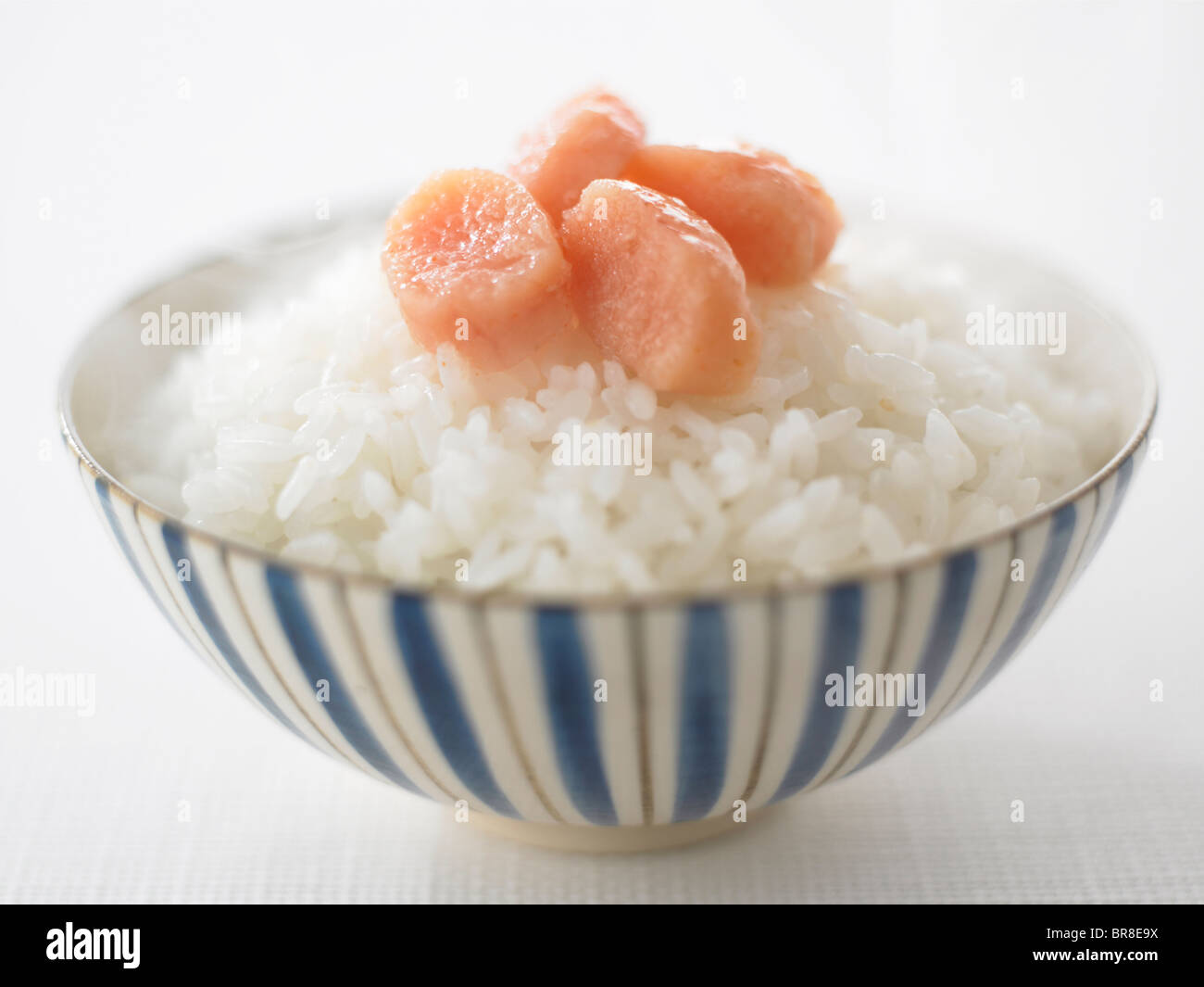Bol de riz avec des oeufs de morue salée, Close up, fond blanc Banque D'Images
