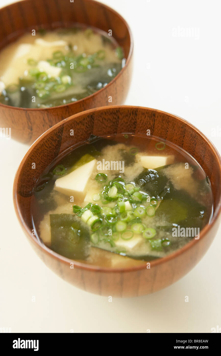 Le tofu et les algues dans la soupe Miso, Close up, fond blanc Banque D'Images
