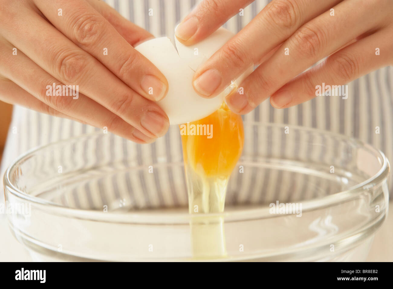 Plus d'oeufs de fissuration femme bol, Close up Banque D'Images