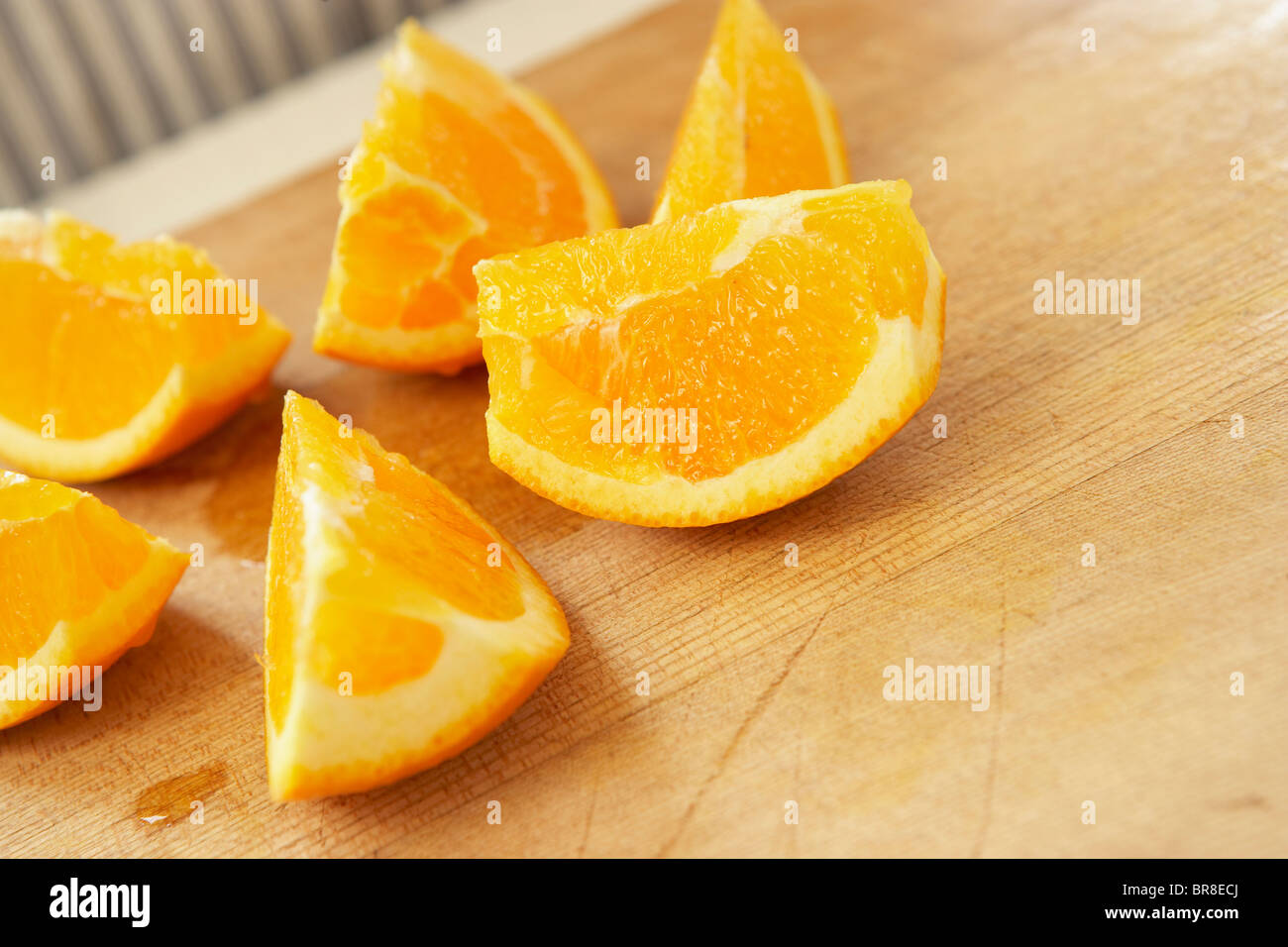 Sliced oranges sur une planche à découper, Close up Banque D'Images