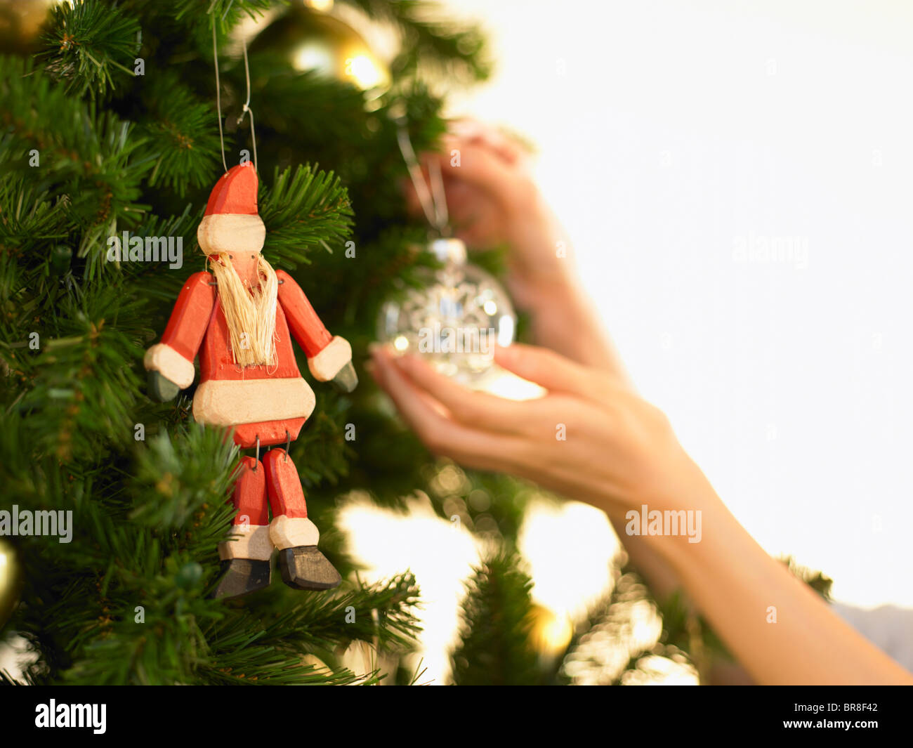 Woman decorating Christmas Tree, Close up Banque D'Images