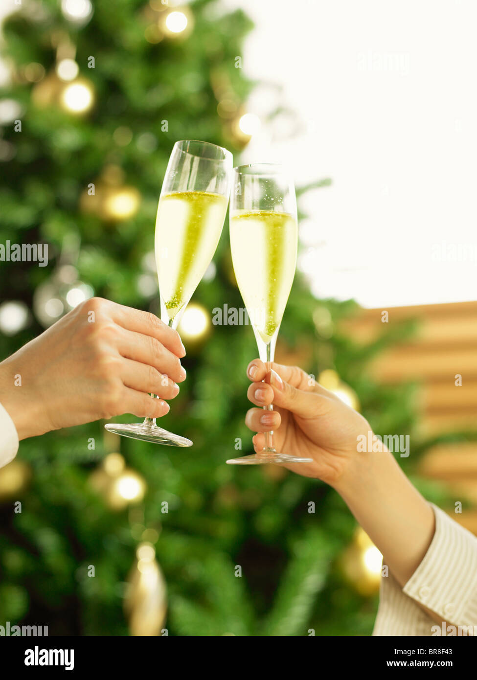 Couple toasting avec coupe de champagne, differential focus Banque D'Images