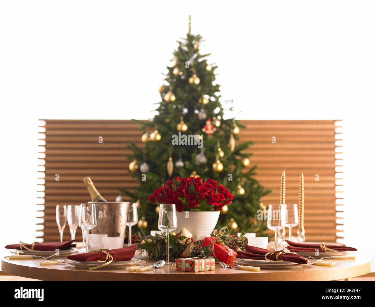 Arbre de Noël et une table décorée pour Noël, fond blanc Banque D'Images