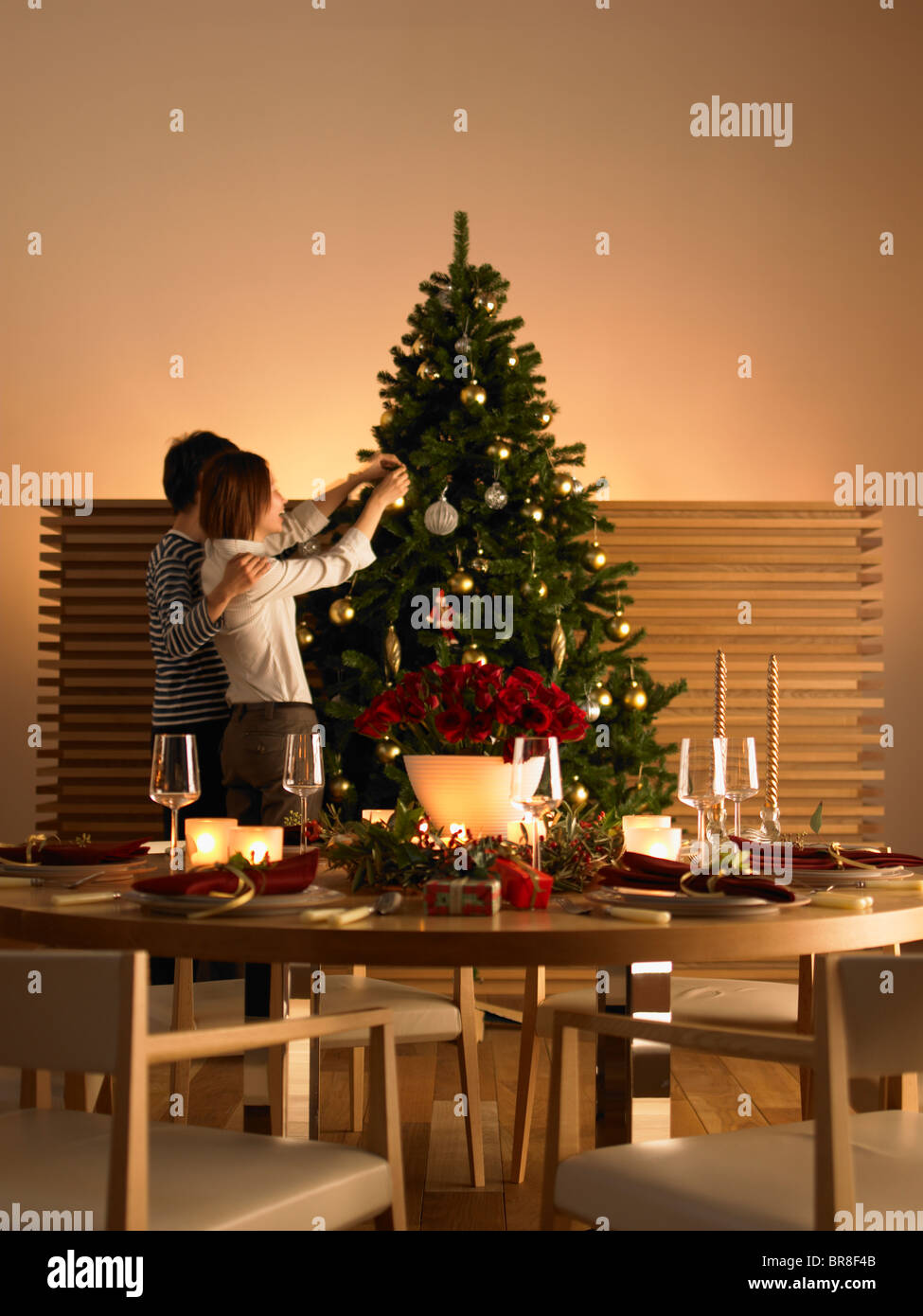 Couple decorating Christmas Tree Banque D'Images