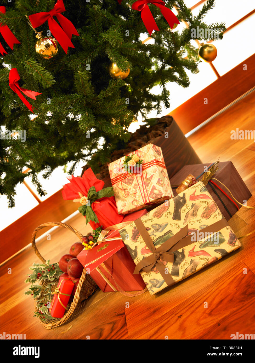 Cadeaux de Noël qu'en vertu de l'arbre de Noël Banque D'Images