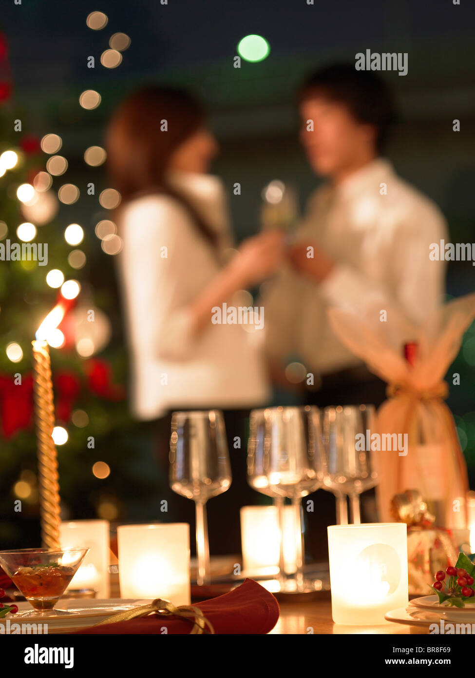 Wineglasses et les bougies sur table, Sweden, differential focus Banque D'Images