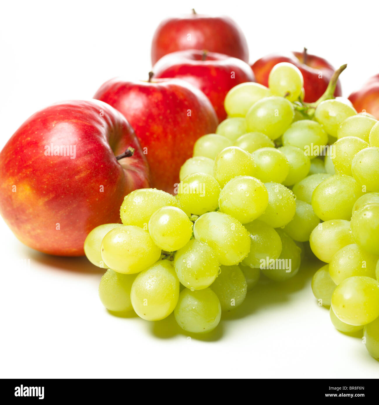 Pommes et raisins Muscat, fond blanc Banque D'Images