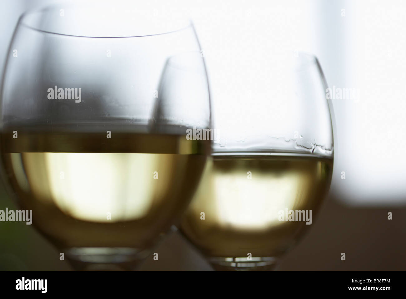 Verres de vin blanc, Close up, differential focus Banque D'Images
