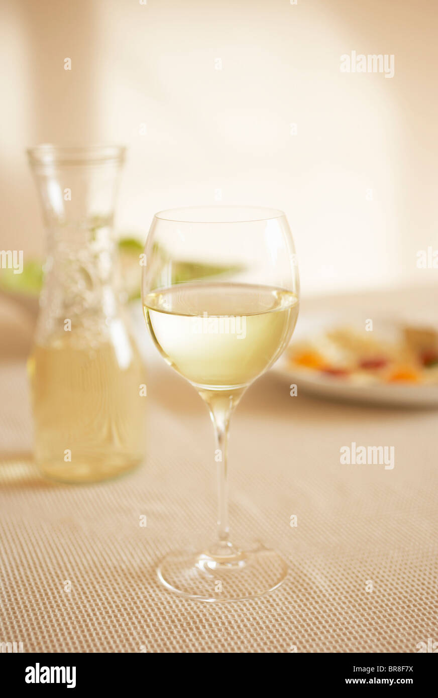 Verre de vin blanc sur la table Banque D'Images