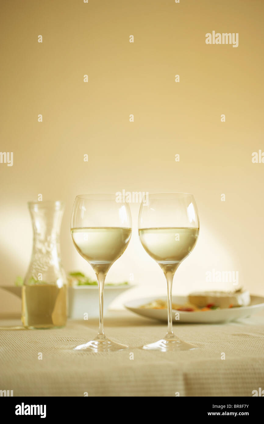 Verres de vin blanc sur la table, copy space Banque D'Images