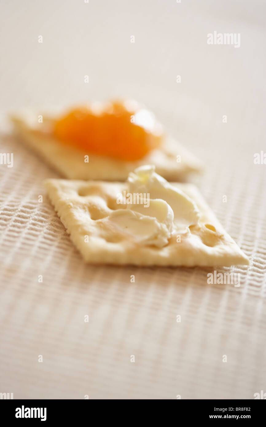 Les Craquelins au fromage à la crème et de la confiture, Close up, differential focus Banque D'Images