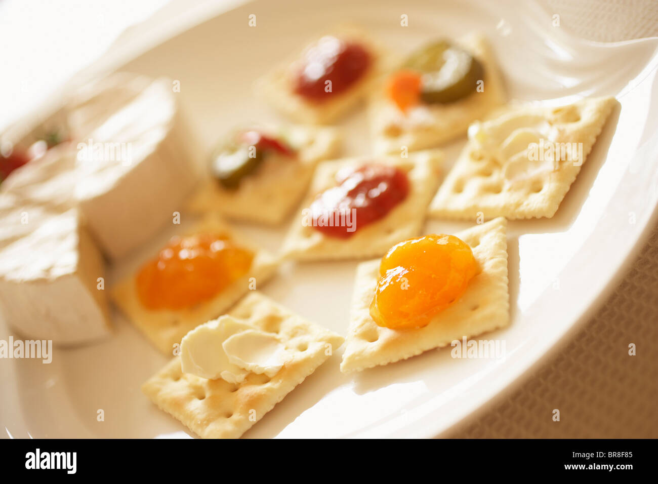 Assiette de craquelins au fromage à la crème et de la confiture, Close up, differential focus Banque D'Images