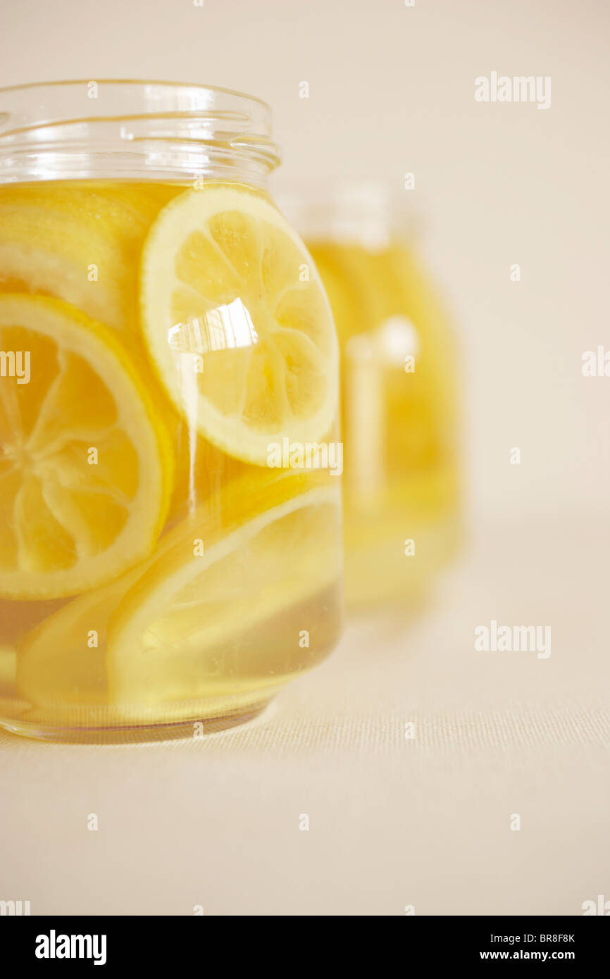 Pots de miel et citron préserver, Close up, fond blanc Banque D'Images
