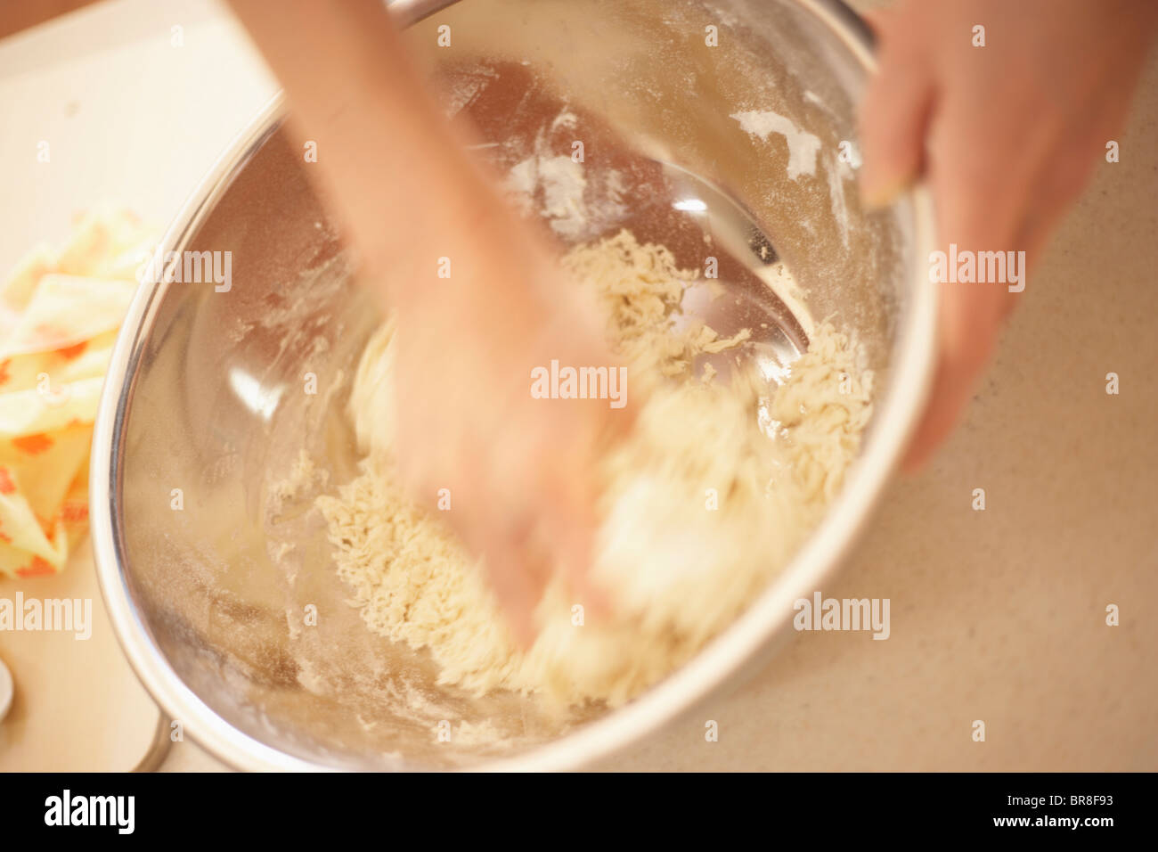 Femme faisant des bagels, faire la pâte, Close up, blurred motion Banque D'Images
