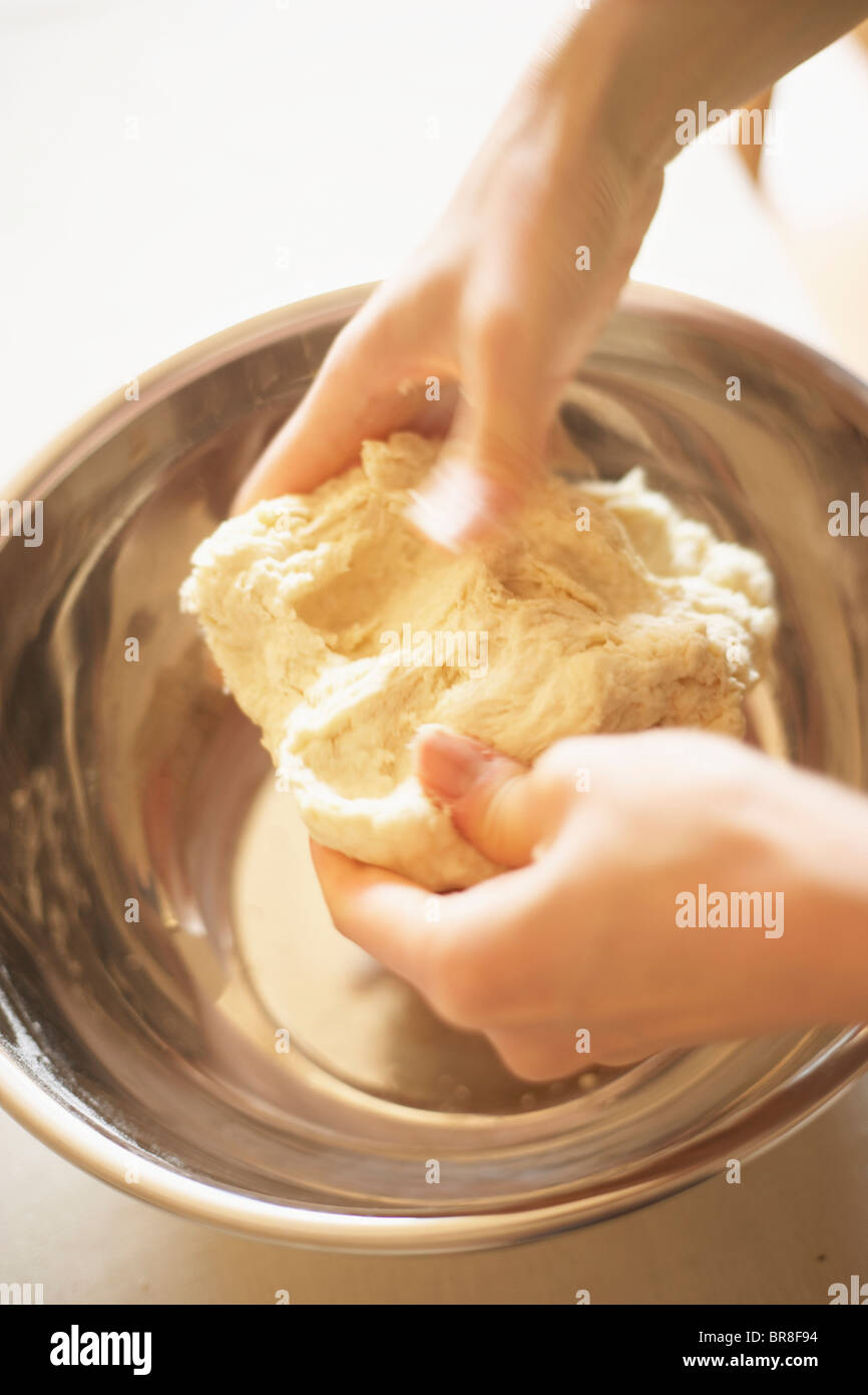 Femme faisant des bagels, pétrir la pâte, Close up, blurred motion Banque D'Images