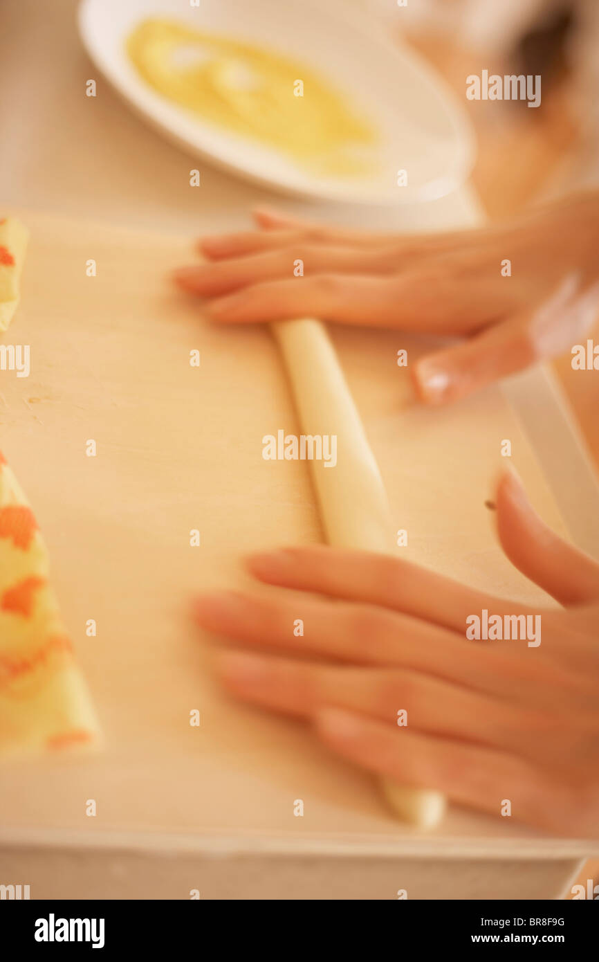 Femme faisant des bagels, pâte de roulement, Close up, blurred motion Banque D'Images