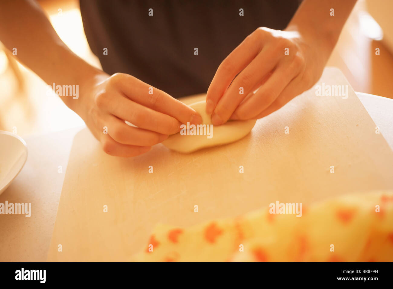 Femme faisant des bagels, pâte de roulement, Close up Banque D'Images