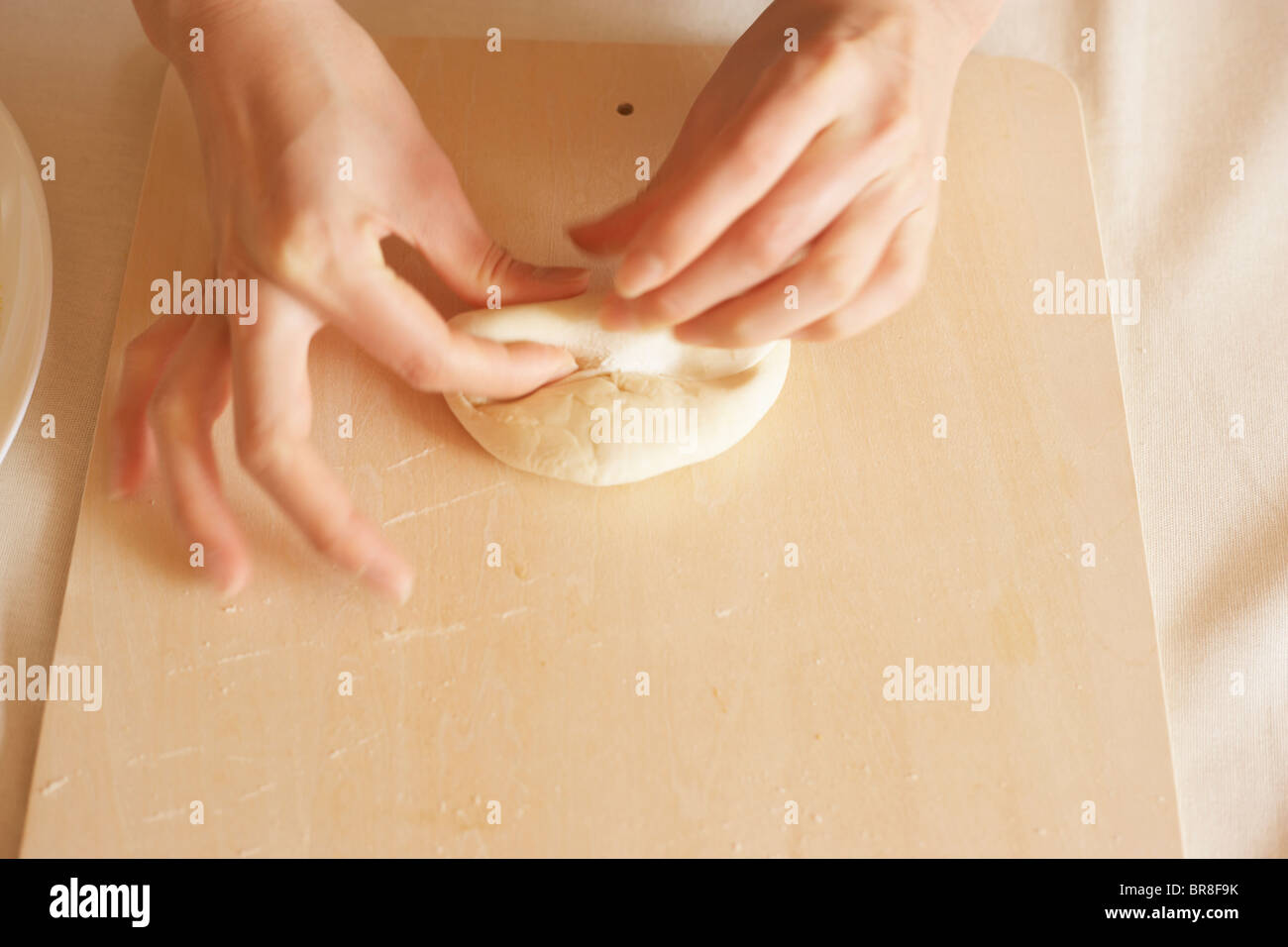 Femme faisant des bagels, pâte de roulement, Close up Banque D'Images