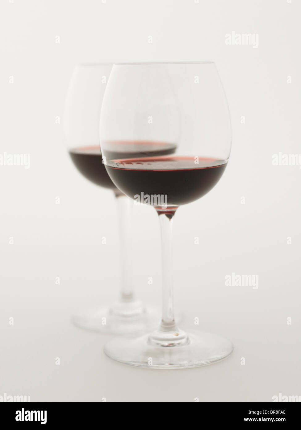 Verres de vin rouge, fond blanc Banque D'Images