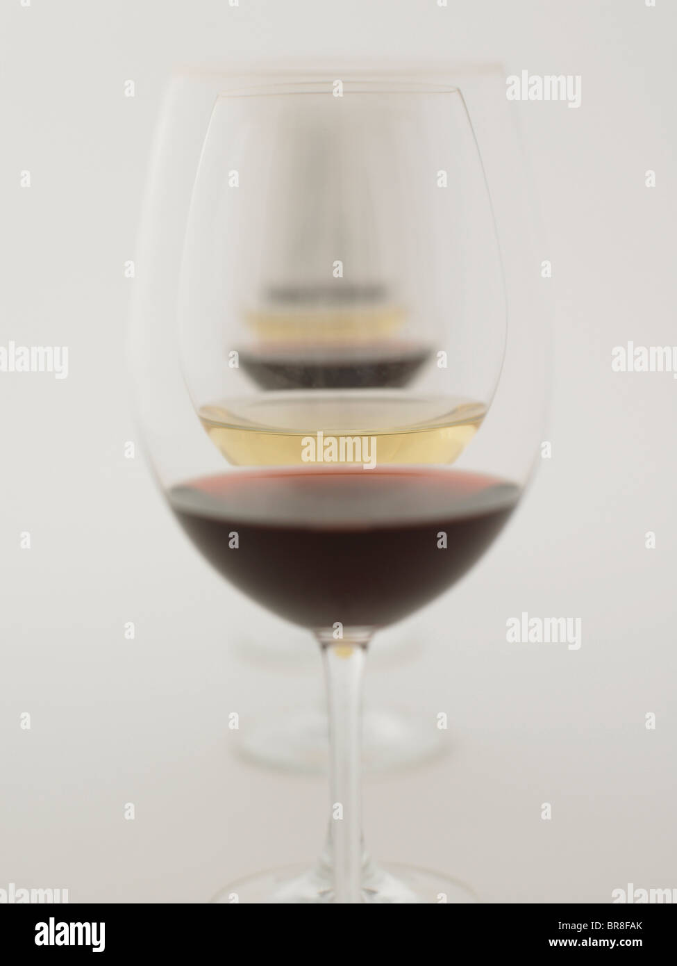 Verres de vin rouge et blanc, Close up, fond blanc Banque D'Images