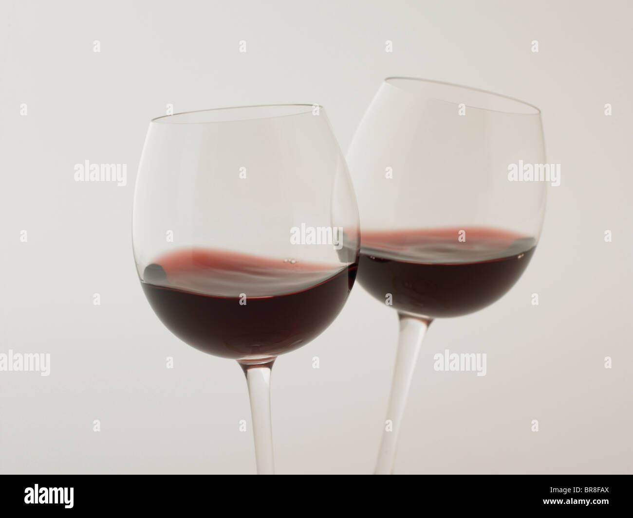 Verres de vin rouge, Close up, fond blanc Banque D'Images