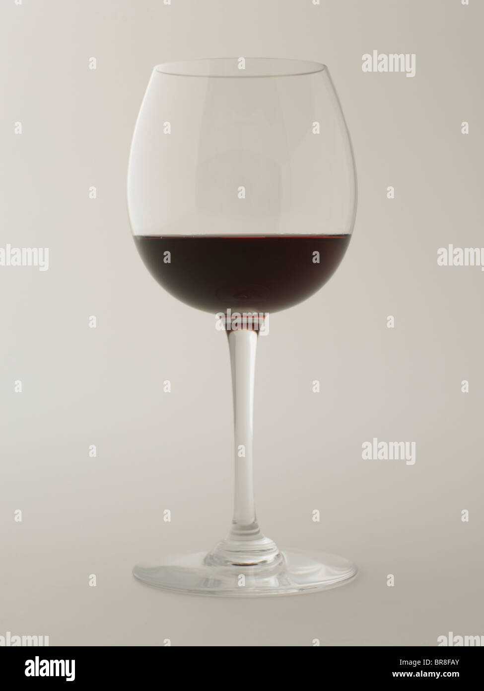 Verre de vin rouge, fond blanc Banque D'Images
