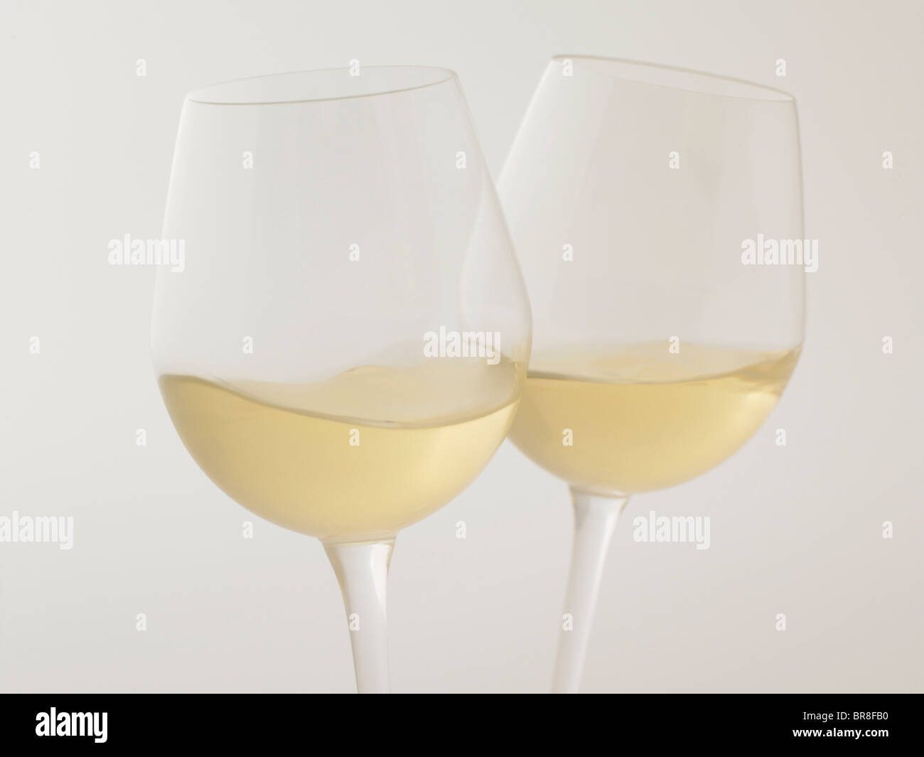 Verres de vin blanc, Close up, fond blanc Banque D'Images