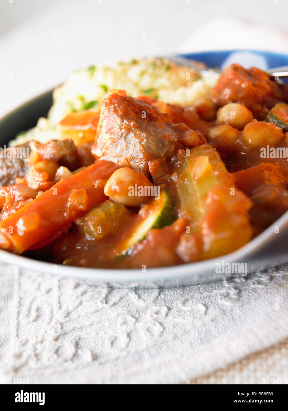 Assiette de légumes cuits en sauce tomate avec du couscous, Close up Banque D'Images