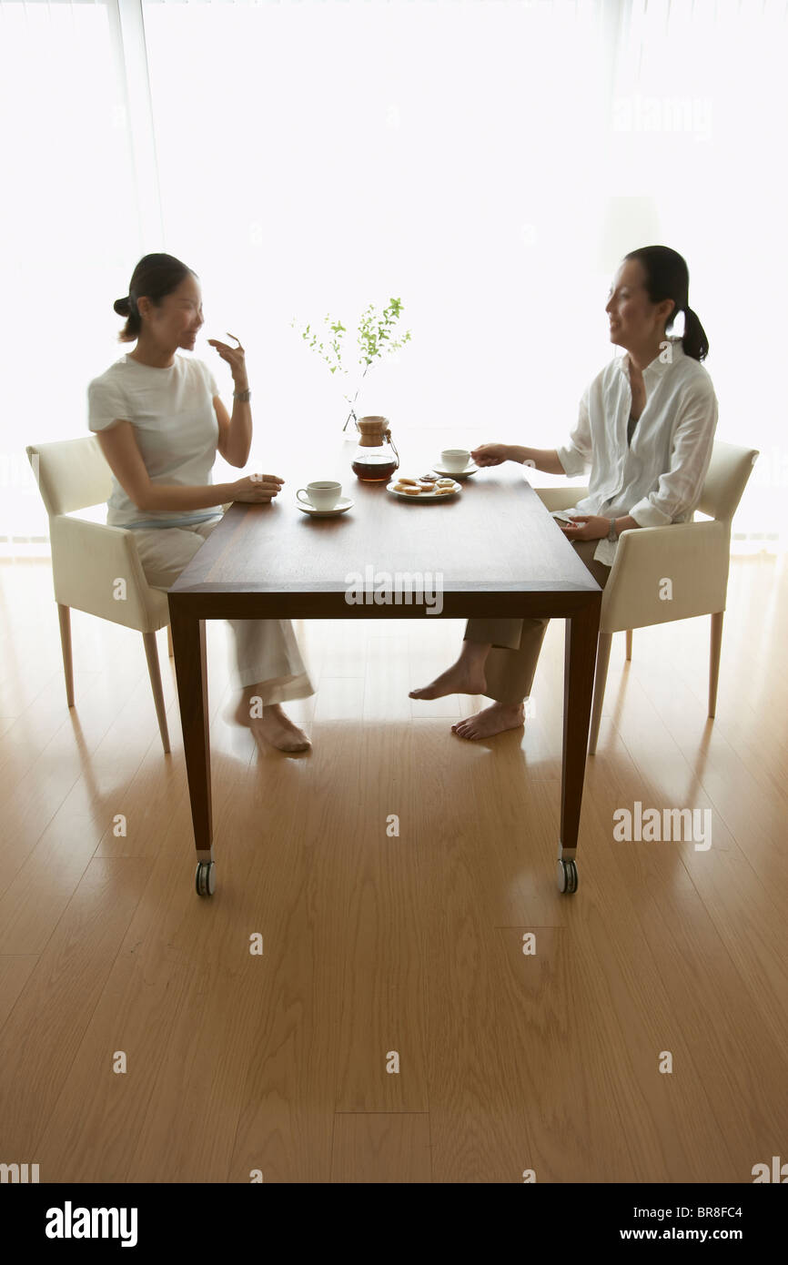 Deux femmes assises à table, boire du café Banque D'Images