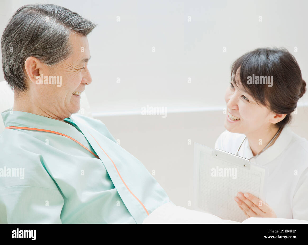 Nurse Talking to Senior Patient Banque D'Images