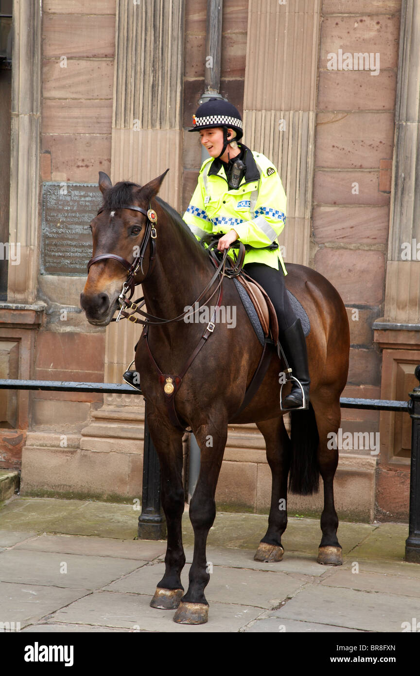 Policewoman with horse en devoir à Manchester, UK Banque D'Images