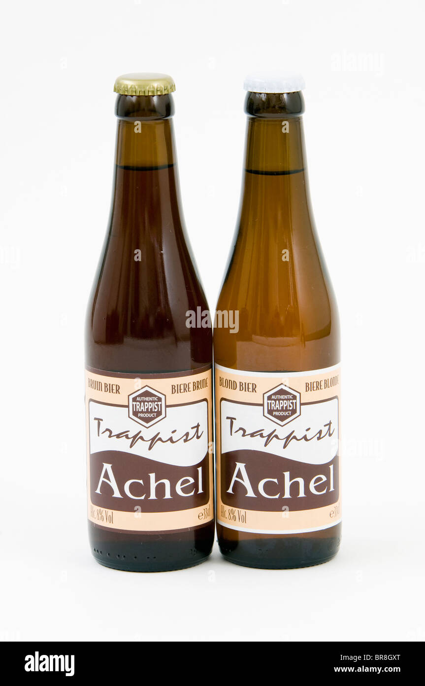 Les 2 bières trappistes de Achel (Bruin & Blonde) de l'abbaye de Saint Benoît, la Belgique sur fond blanc Banque D'Images