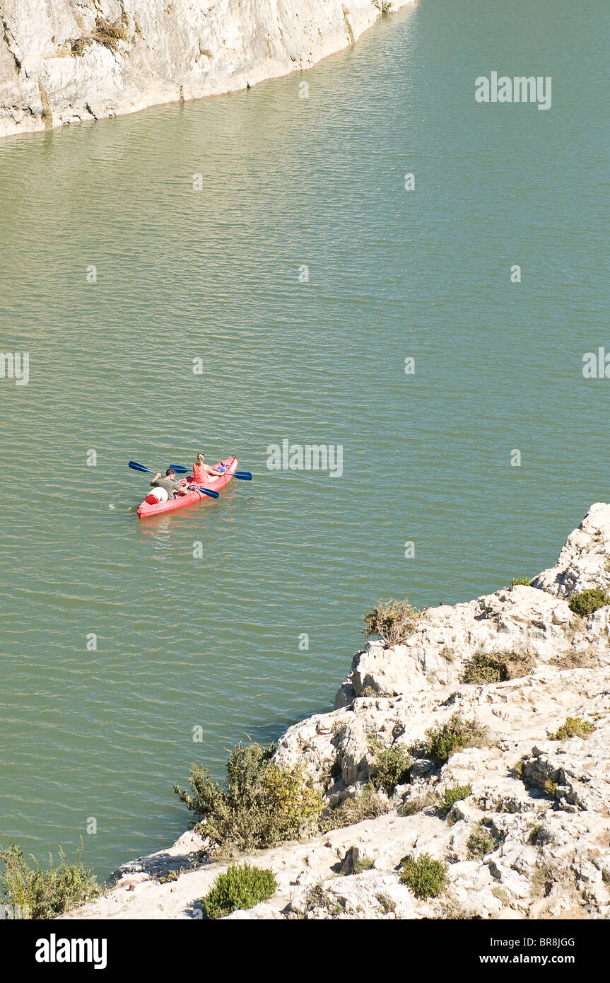 Un kayak sur la rivière Gard, Languedoc-Roussillon, France Banque D'Images