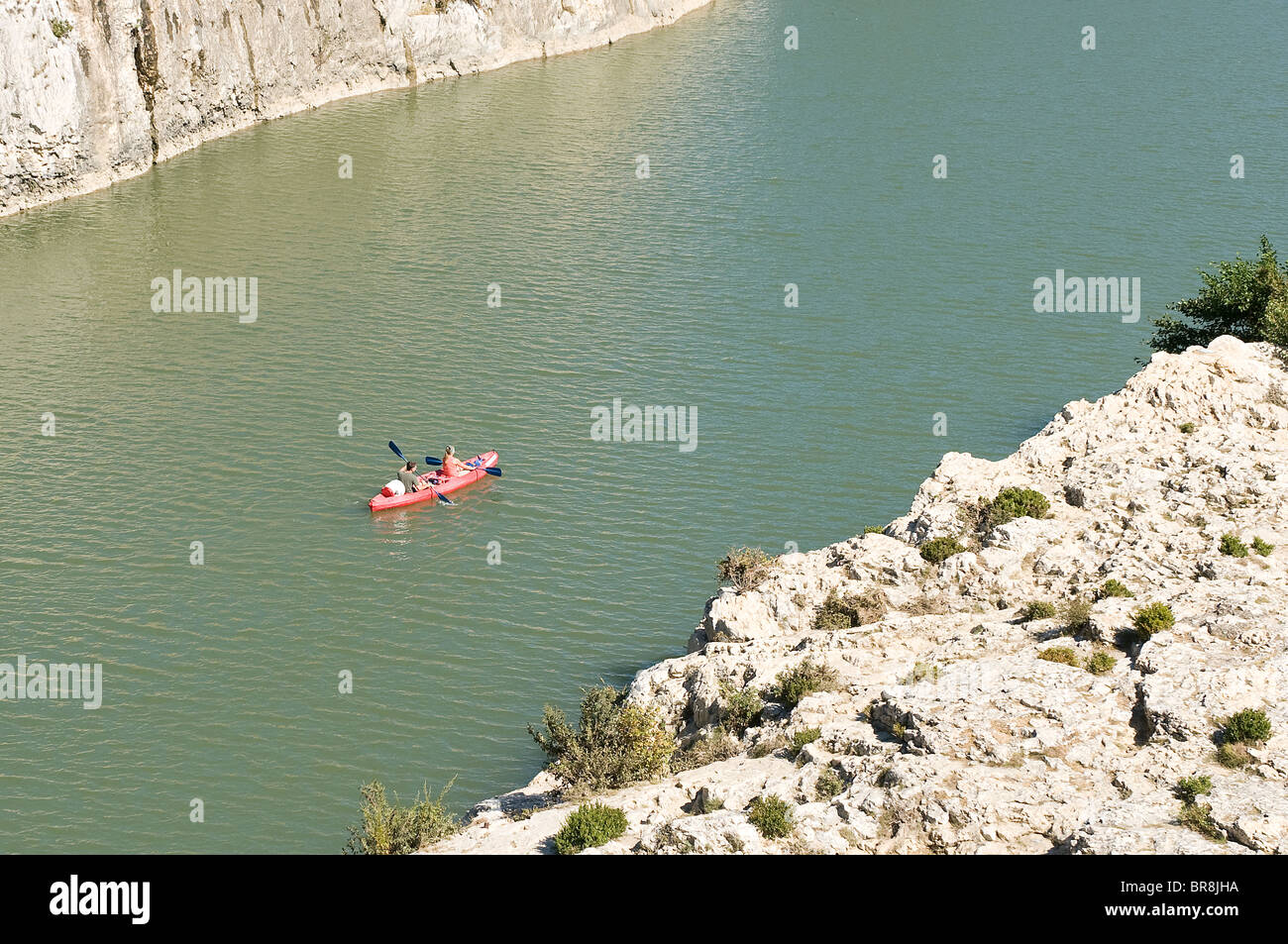 Un kayak sur la rivière Gard, Languedoc-Roussillon, France Banque D'Images