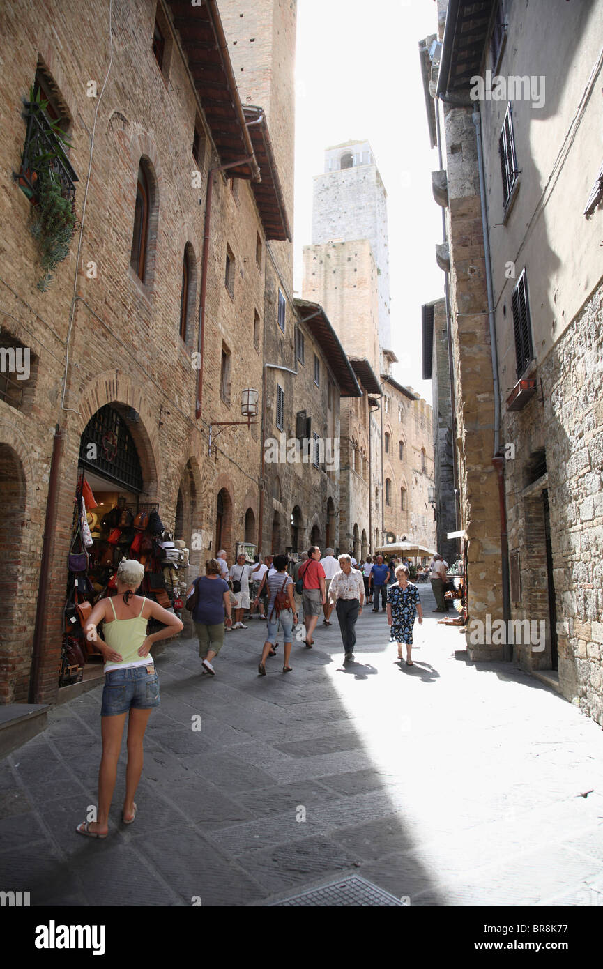Les gens de ruelle étroite, San Gimignano, Italie Banque D'Images